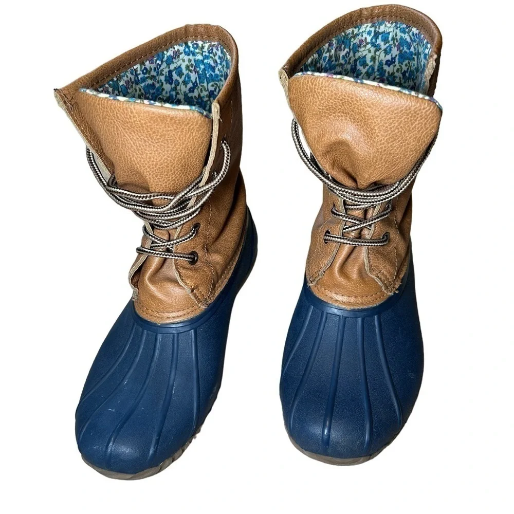 BLUE SUEDESHOES BROWN & NAVY BLUE RUBBER DUCK BOOTS, SIZE 7